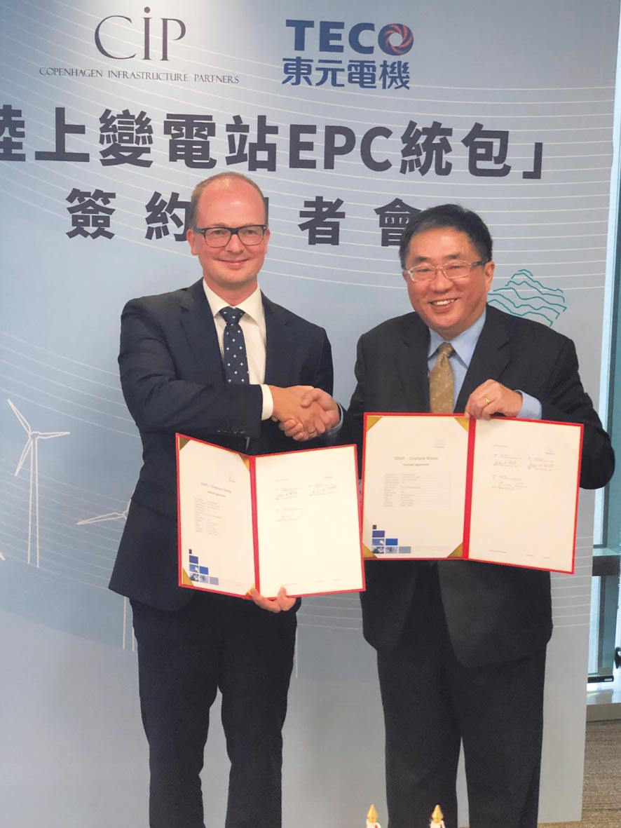 CIP臺灣區(qū)執(zhí)行長侯奕愷（左）、東元代理總經(jīng)理連昭志昨（5）日共同簽署變電站建置統(tǒng)包合約。圖／沉美幸
