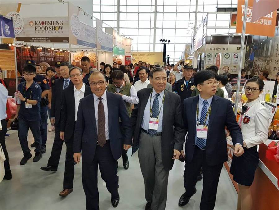 東元集團會長黃茂雄（前排左二），引導(dǎo)高雄代理市長葉匡時（前排左一）等人，參觀東元展出的食品攤位。（圖／顏瑞田攝）