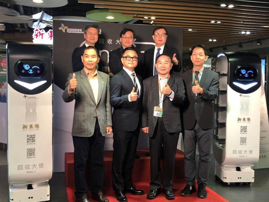 東元與新東陽合作開發(fā)國內(nèi)首臺客制化餐盤回收機器人15日正式上工，圖后排右二為東元自動化暨智能系統(tǒng)事業(yè)部協(xié)理林勝泉、新東陽總經(jīng)理麥升陽(前排左二)、桃園國際機場董事長王明德(前排右二)、總經(jīng)理林祥生。（圖／沉美幸）