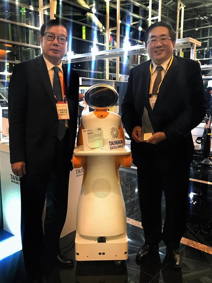 （東元電機(jī)自行開(kāi)發(fā)送餐機(jī)器人27日獲頒臺(tái)灣精品獎(jiǎng)銀質(zhì)獎(jiǎng)，圖右為代理總經(jīng)理連昭志、左為負(fù)責(zé)開(kāi)發(fā)的東元電機(jī)自動(dòng)化暨智能系統(tǒng)事業(yè)部協(xié)理林勝泉。圖／業(yè)者提供）
