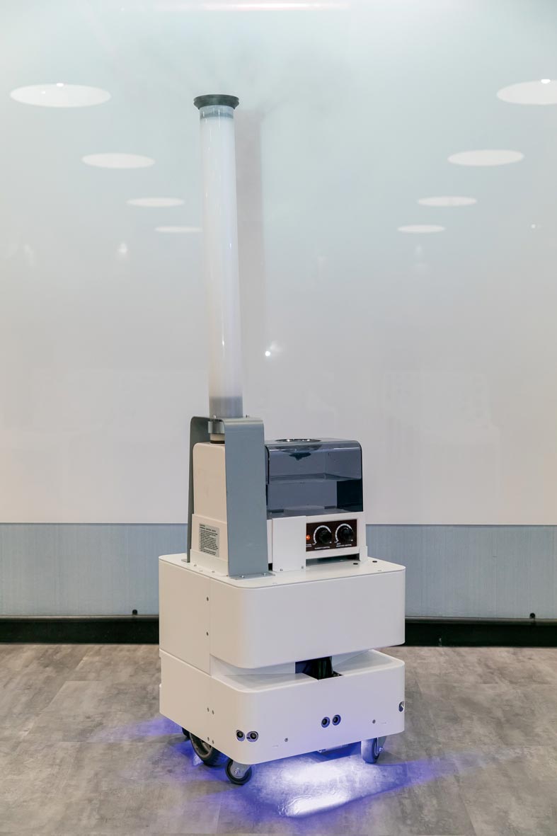 東元3日發(fā)表智慧UVC消毒防疫機(jī)器人，以3D列印技術(shù)，制作雙向360度全面向噴頭，進(jìn)行大面積的噴霧消毒。圖／東元提供