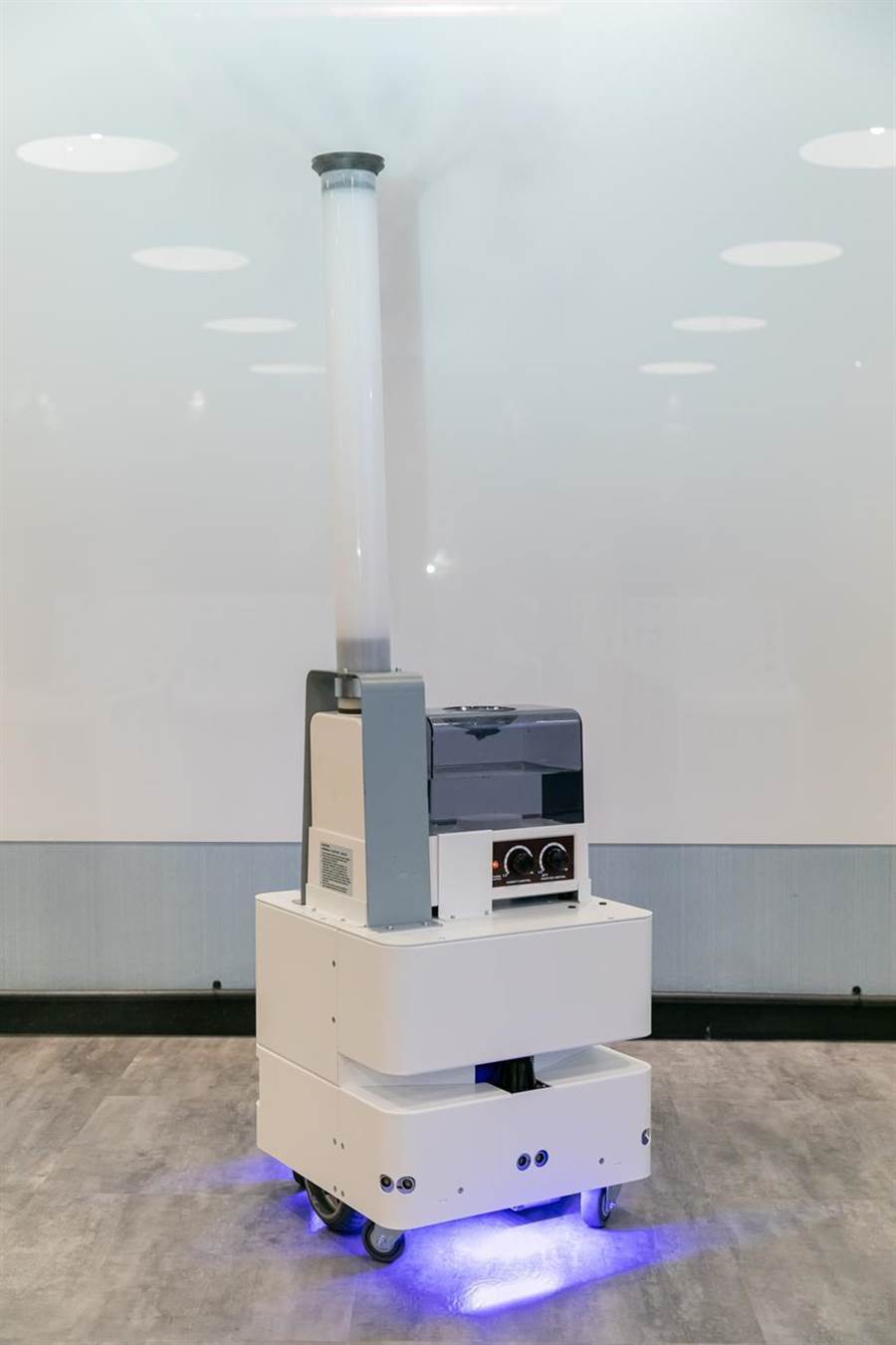 （東元3日發(fā)表智慧UVC消毒防疫機(jī)器人，以3D列印技術(shù)，制作雙向360度全面向噴頭，進(jìn)行大面積的噴霧消毒。圖／東元提供）
