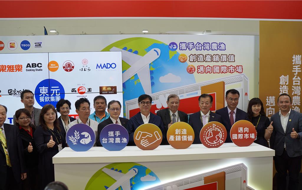 東元餐飲集團(tuán)率三大品牌摩斯?jié)h堡、樂雅樂餐廳、蜜可頌及東元電機(jī)連續(xù)五年參加高雄國際食品展。（東元提供）