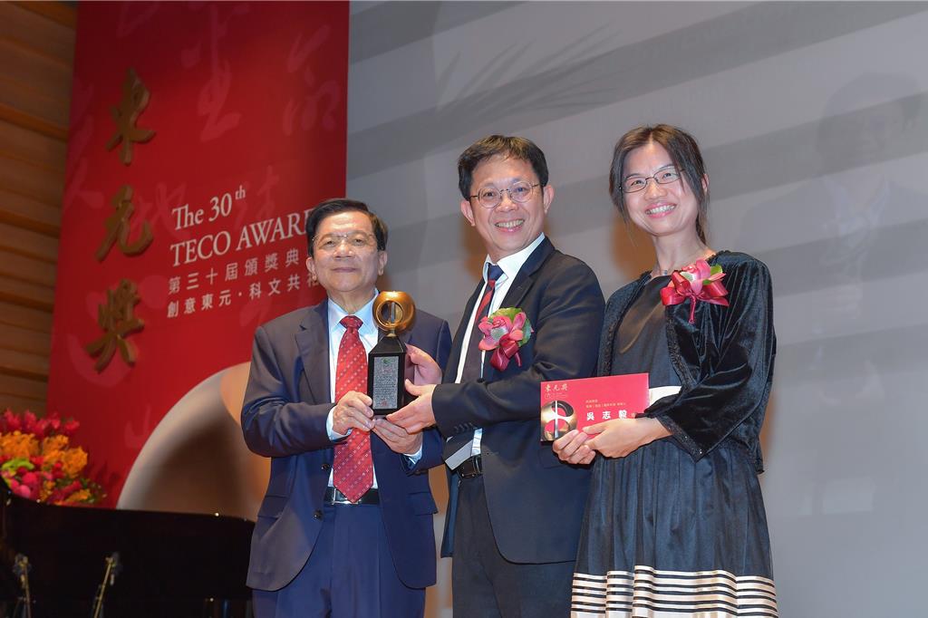 工研院副總暨資深技術(shù)專家吳志毅（中）獲頒第30屆東元獎，工研院董事長李世光（左）和吳志毅夫人（右）也一同祝賀。（工研院提供／羅浚濱新竹傳真）